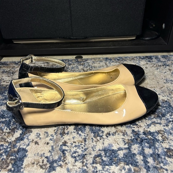 Steve Madden Gabriele Tan & Black Ankle Strap Patent Leather Flats Size 8 - Picture 6 of 16